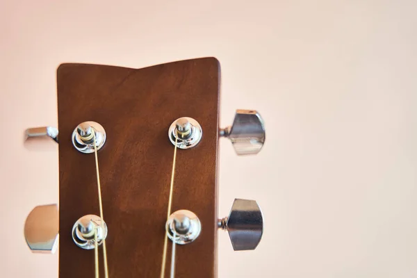 Cabecero de guitarra acústica con clavijas. Diapasón de guitarra . — Foto de Stock