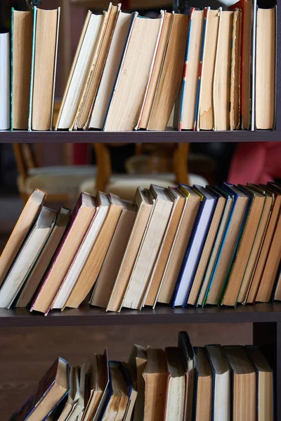 Σωρούς βιβλίων σε ξύλινο ράφι. — Φωτογραφία Αρχείου