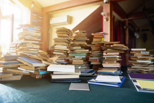 Stos starych książek na stole — Zdjęcie stockowe