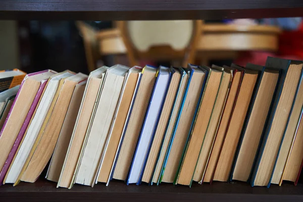 Bücherstapel auf einem Bücherregal aus Holz. — Stockfoto