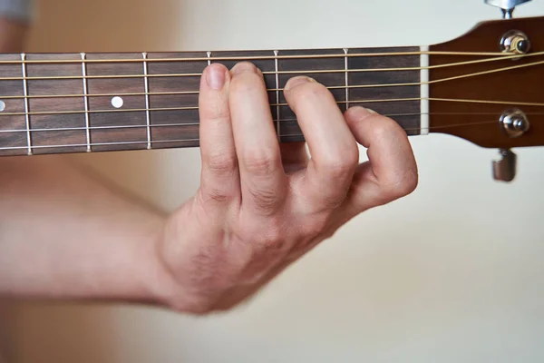 Mano de músico en do mayor en guitarra acústica — Foto de Stock