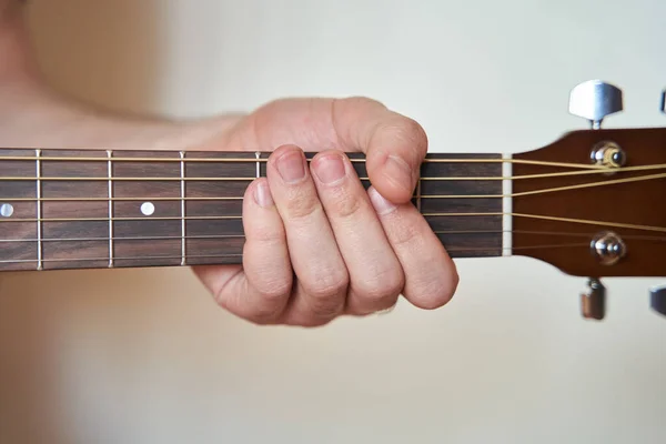 Mano de músico en guitarra acústica. De cerca. — Foto de Stock