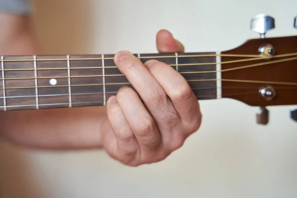 Mano del músico en sol mayor acorde en guitarra acústica — Foto de Stock