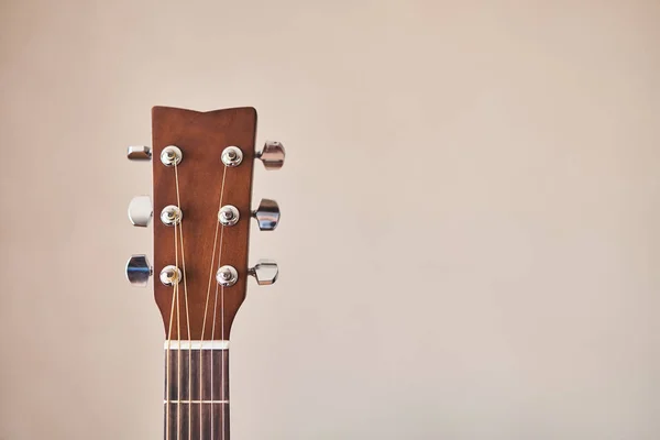 Akoestische gitaar hoofdeinde met haringen. Gitaartoets. — Stockfoto