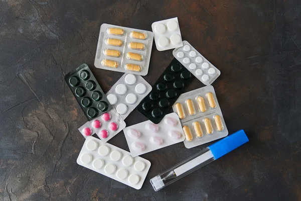 Таблетки таблетки ліки здоров'я на темному тлі, вид зверху — стокове фото