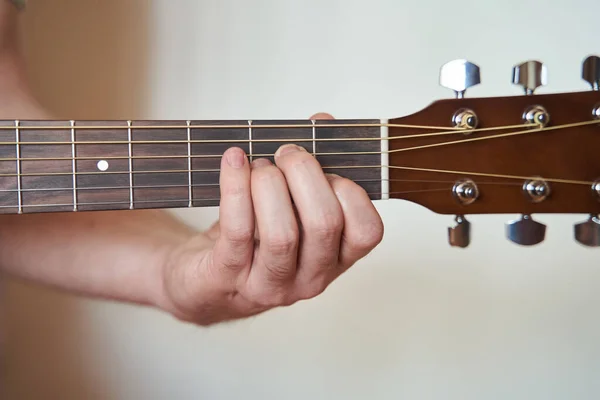 Muzikant Hand in Am Minor Chord op akoestische gitaar — Stockfoto