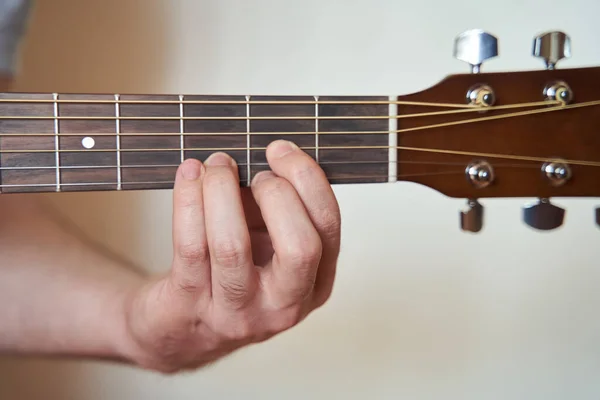 Mano de músico en re acorde mayor en guitarra acústica — Foto de Stock