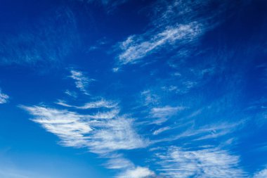 Güzel beyaz bulut ve açık mavi gökyüzü güneşli gün dokusu sırt