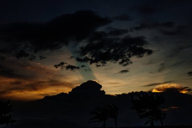 Güzel beyaz bulut ve açık mavi gökyüzü güneşli gün dokusu sırt