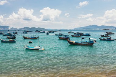 Dağ manzaralı tropik deniz manzarası.