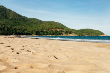 Boş tropik plaj arka planı. Denizde bir tekne.