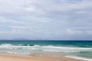 Gün batımında boş bir tropik sahil manzarası