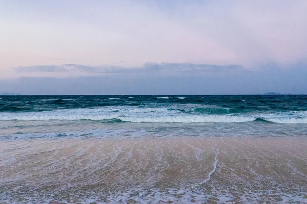 Vista de una playa tropical vacía al atardecer — Foto de Stock