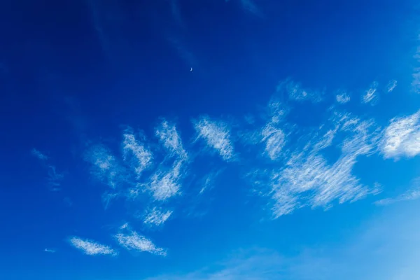 Beauté nuage blanc et ciel bleu clair en journée ensoleillée texture backg — Photo