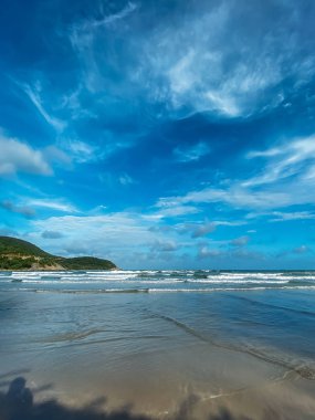 Deniz manzaralı deniz manzaralı. Denizde dalgalar, deniz gelgitleri, kumlu kıyılar. Gökyüzündeki bulutlar.