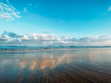 Deniz manzaralı deniz manzaralı. Denizde dalgalar, deniz gelgitleri, kumlu kıyılar. Gökyüzündeki bulutlar.