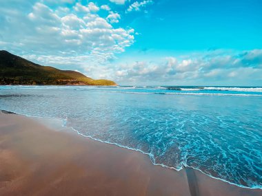 Deniz manzaralı deniz manzaralı. Denizde dalgalar, deniz gelgitleri, kumlu kıyılar. Gökyüzündeki bulutlar.