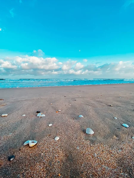 Морской пейзаж, вид на море. Волны в море, прилив, песчаный берег. Облака в небе . — стоковое фото