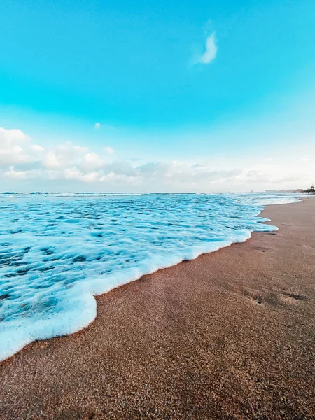 Морской пейзаж, вид на море. Волны в море, прилив, песчаный берег. Облака в небе . — стоковое фото