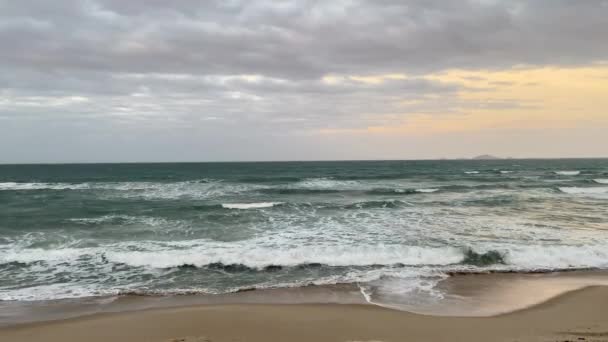 4Kビデオ夕暮れ時の熱帯の海の波 劇的な景色 白い波が砂浜を転がっている 休暇のアジア — ストック動画