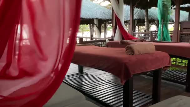 Palmiye Ağaçları Arasında Masaj Masası Deniz Kenarında Otelde Egzotik Bir — Stok video