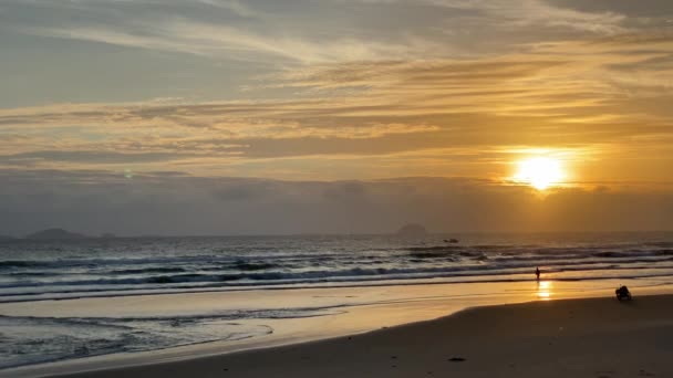 Dageraad Zee Ochtend Het Strand Oranje Dageraad Golven Een Zandstrand — Stockvideo