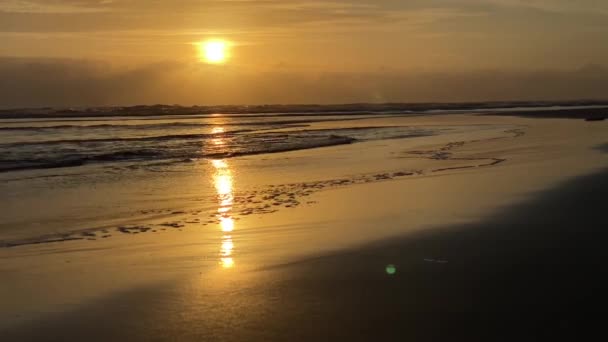 Рассвет Море Утро Пляже Оранжевый Рассвет Волны Песчаном Тропическом Пляже — стоковое видео