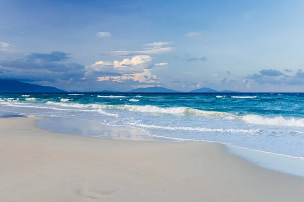 Boş tropik plaj arka planı, denizde dalgalar, mavi gökyüzü. — Stok fotoğraf
