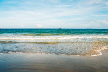 Boş tropik plaj arka planı. Denizde bir tekne.