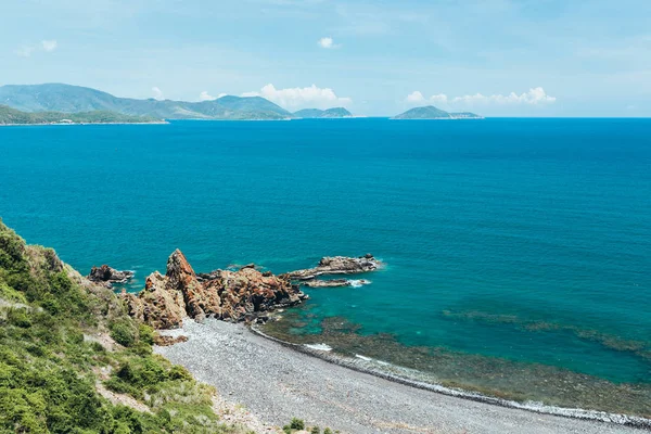 Dağ manzaralı tropik deniz manzarası.
