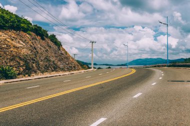 Güzel manzaralı bir dağ yolu.