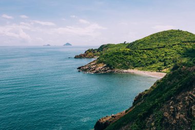 Dağ manzaralı tropik deniz manzarası.