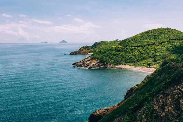 Dağ manzaralı tropik deniz manzarası.