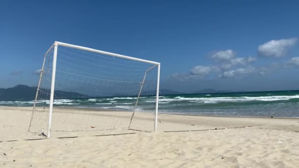 Πύλη Για Ποδόσφαιρο Στην Παραλία Άδειο Χωράφι Δίπλα Στη Θάλασσα — Αρχείο Βίντεο