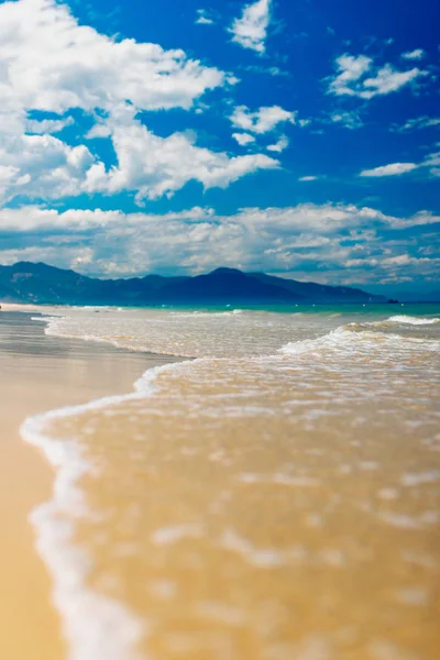 コピースペースと空の海とビーチの背景 — ストック写真