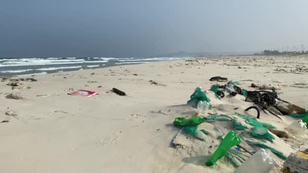 美しい海のビーチの海岸にゴミ 環境汚染 プラスチックボトルの多くは ポリスチレンフォーム 環境問題 上陸中の波 — ストック動画