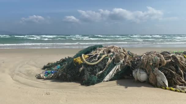 美しい海のビーチの海岸にゴミ 環境汚染 プラスチックボトルの多くは ポリスチレンフォーム 環境問題 上陸中の波 — ストック動画