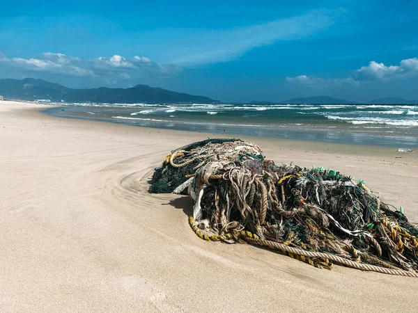 Weggeworfener Müll am Ufer eines schönen Sandstrandes. Meer — Stockfoto