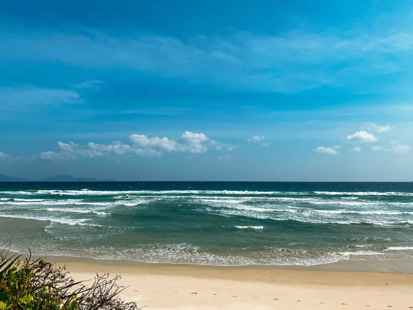 Bord de mer sablonneux, vagues calmes et douces en mer, temps ensoleillé, ciel bleu — Photo