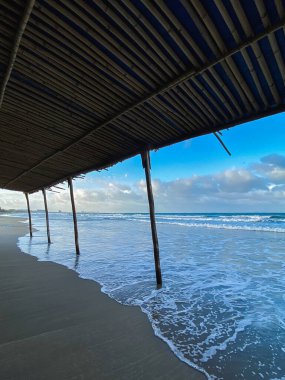 Deniz manzaralı, bambu çatısının altından deniz manzaralı. Asya seyahati
