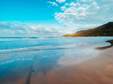 Deniz manzaralı deniz manzaralı. Denizde dalgalar, deniz gelgitleri, kumlu kıyılar. Gökyüzündeki bulutlar.