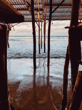 Deniz manzaralı, bambu çatısının altından deniz manzaralı. Asya seyahati