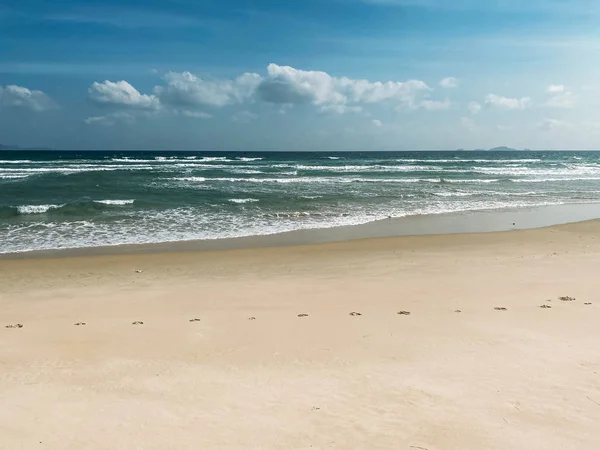 Sandy seashore, calm soft waves at sea, sunny weather, blue sky — 스톡 사진
