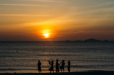 Renkli şafak, sakin bir denizde gün batımı, gün doğumu. Güzel deniz geri döndü