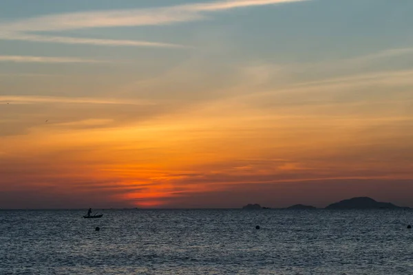 Красочный рассвет, закат в спокойном море. Силуэт рыболовного боа — стоковое фото