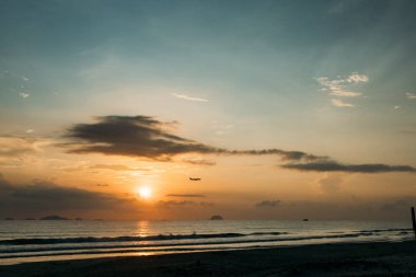 Güzel gün doğumu, güneşin batışı bulutların arasından.
