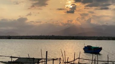 4k video, dağların manzarası, geleneksel bir Asya balıkçı teknesi demirli..