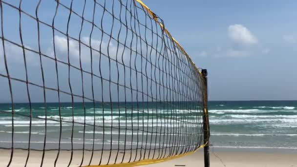 Beach volleybollplan på sandstranden nära havet. — Stockvideo