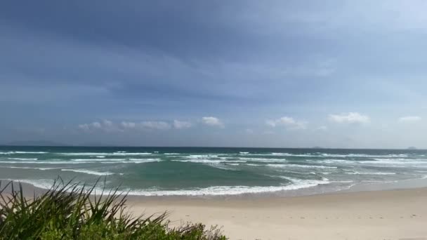 Playa de arena vacía con mar azul y fondo de cielo azul . — Vídeos de Stock