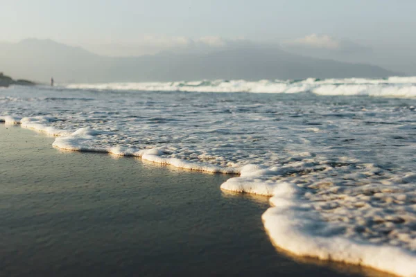 Písečné Moře Klidné Vlny Moři Slunečné Počasí Modrá Obloha Bílými — Stock fotografie